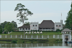 This gracious heritage building has now been disfigured by Taib's planned Administrative Wing, so he can keep running Sarawak.