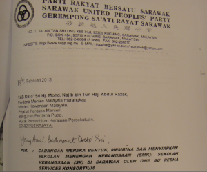 Surat peminta projek ti dikirumka iya empu ngagai Najib dikena ngaga 15 buah rumah sekula ulih gerempung kompeni Redha Services udah ti nerima surat sanding penemu ari Peter Chin