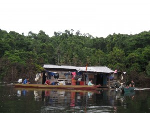 Mantu raban orang ti seranta? Orang bansa asal Bakun udah nikal pulai ngagai menua asal sida ti udah rusak tengelam dalam ai tekat ngambika bisi endur sida diau ba rumah jelatung.