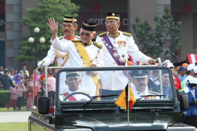 Taib enggau Adenan – raban polis bejaga ngelingi seduai. Tang seduai tu tuai menua ti balat agi ngelanggar undang-undang.