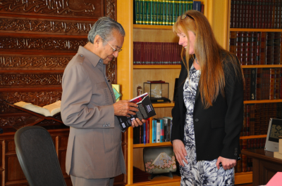 Besedia ngubah polisi atur perintah – Dr Mahathir nerima sebuah bup ti mantaika penyalah makai suap bekaul enggau pengawa ngulihka batang di menua Sarawak