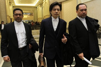 Lawyer Hasnal Rezua Merican (kiba) enggau lawyer Kamarul Hisham Kamaruddin, kanan