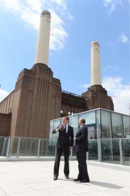 Najib posing with Cameron at Battersea 2013